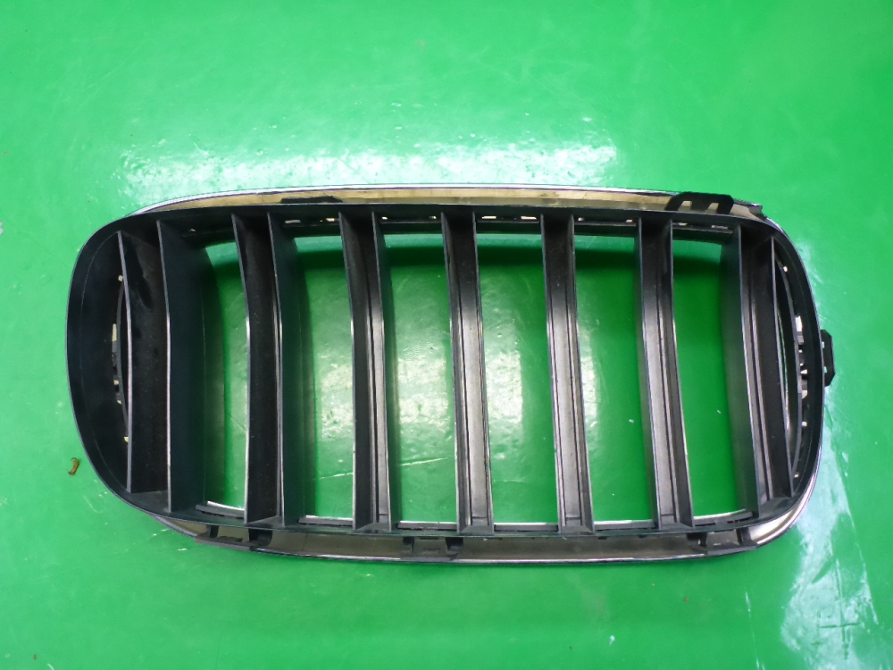 Решетка радиатора левая