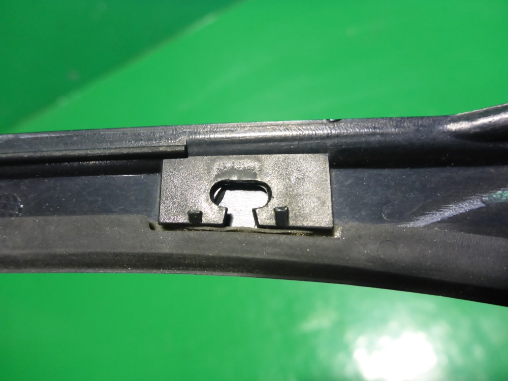 Накладка стекла заднего левого