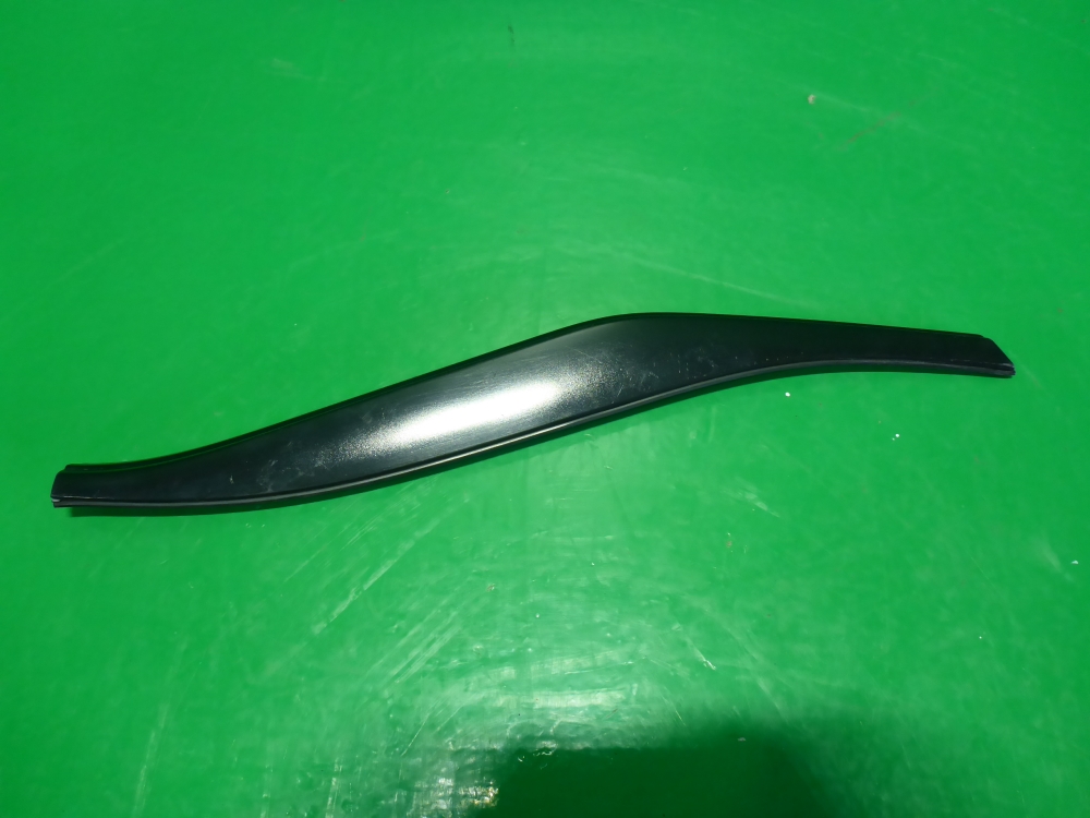 Накладка стекла заднего левого