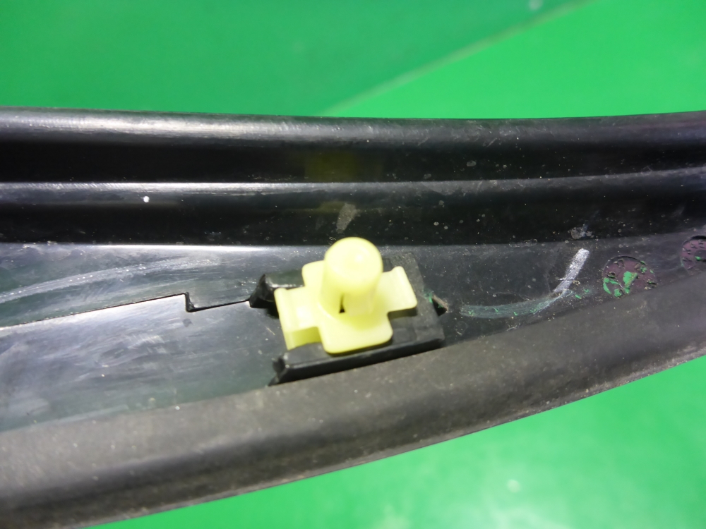 Накладка стекла заднего левого