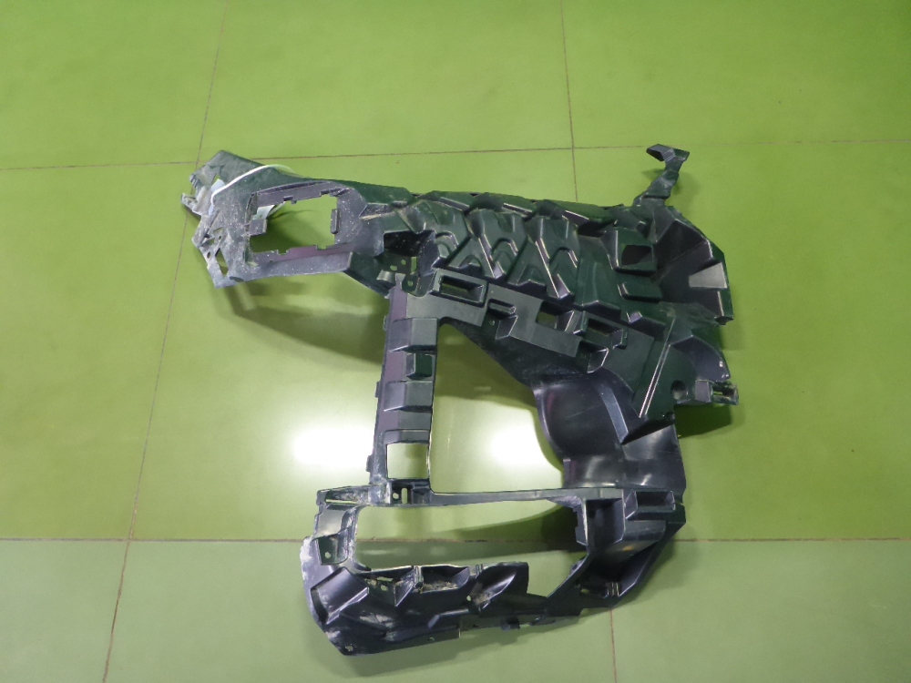 Кронштейн переднего бампера правый