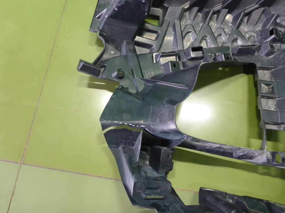 Кронштейн переднего бампера правый