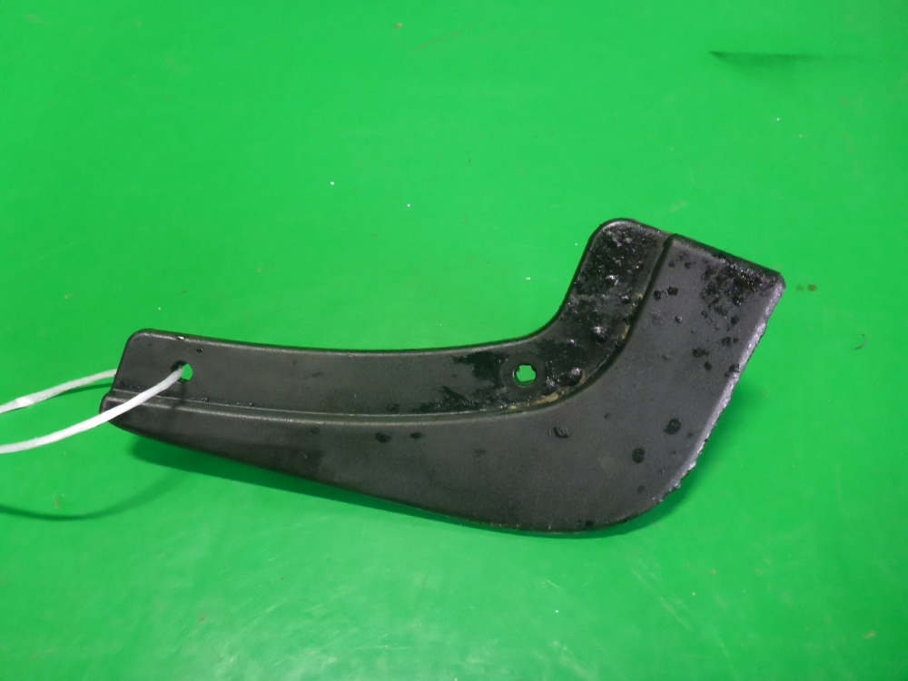 Брызговик передний правый