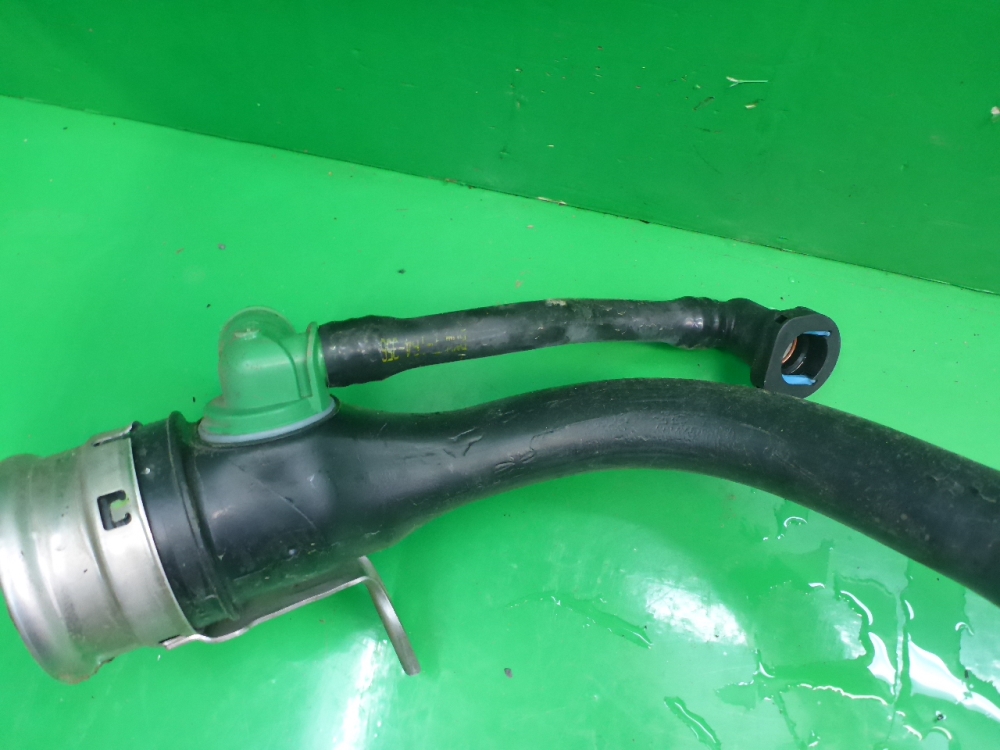 Горловина топливного бака