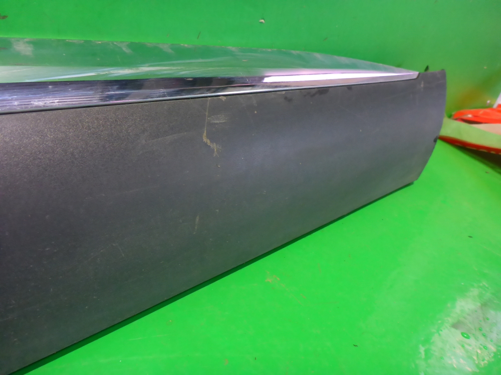 Накладка двери передней правой