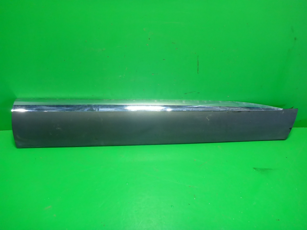 Накладка двери передней правой