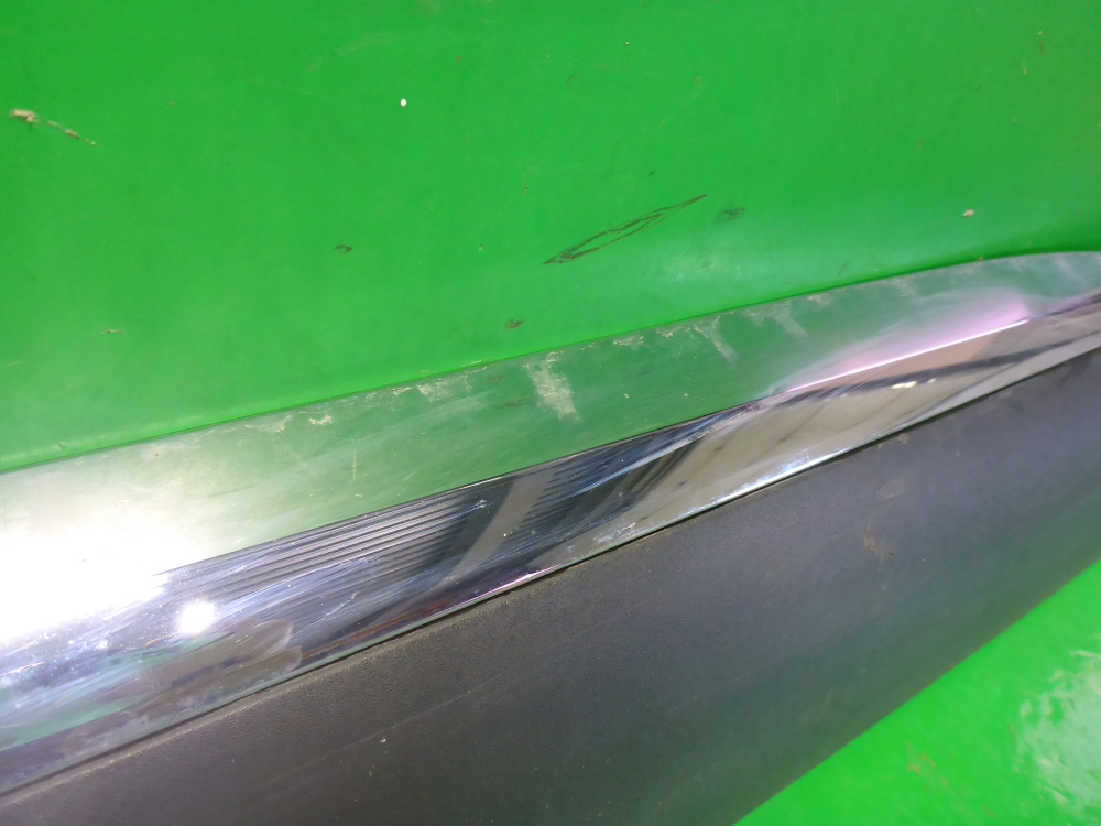 Накладка двери передней правой