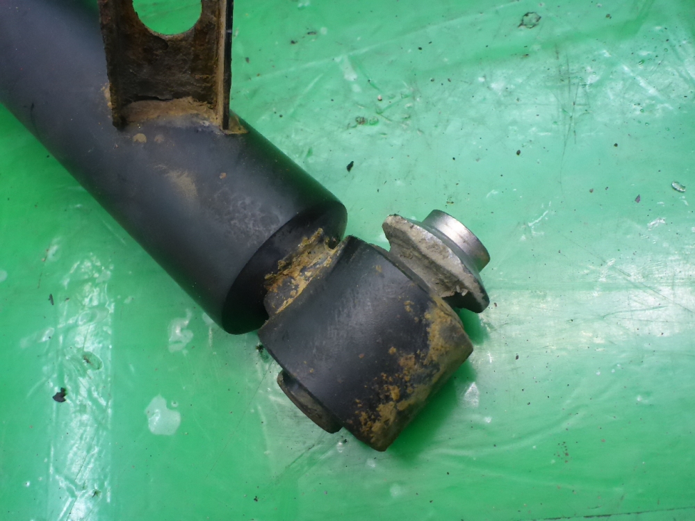 Амортизатор задний левый