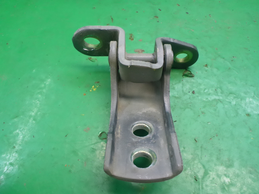 Петля двери передней правой верхняя