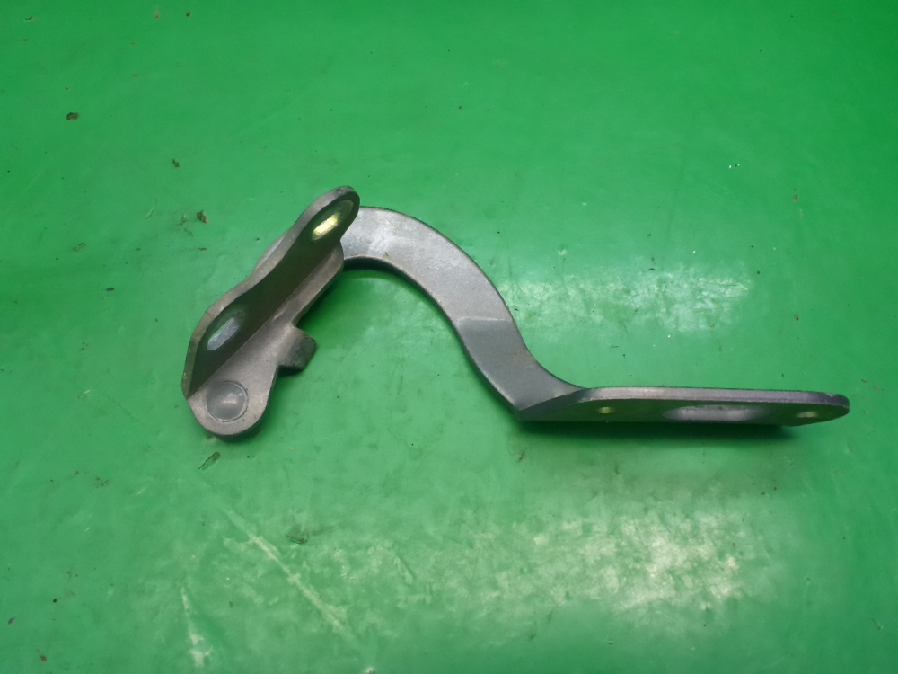 Петля капота левая