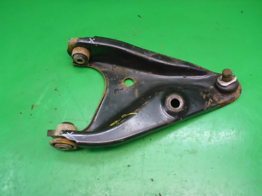 Рычаг передний правый