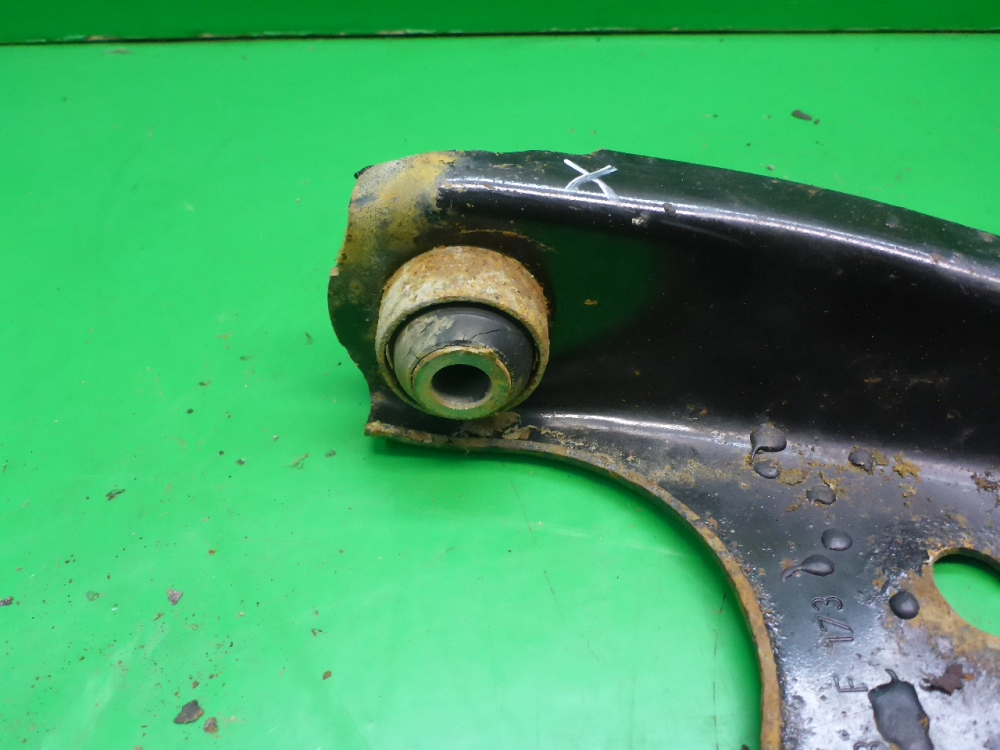 Рычаг передний правый