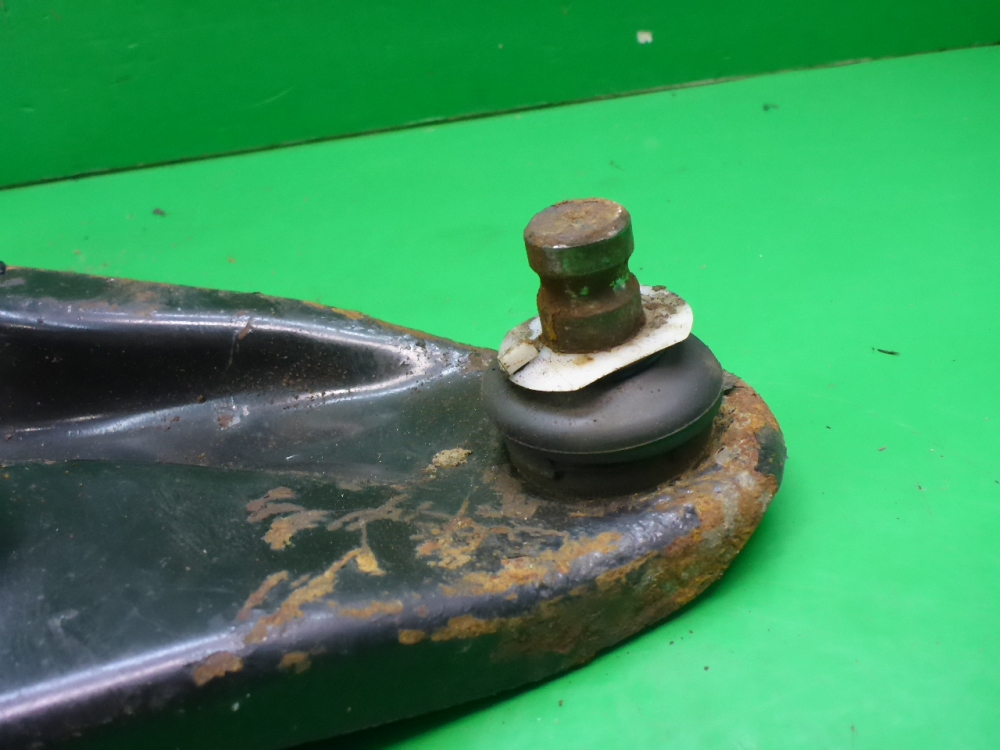 Рычаг передний правый