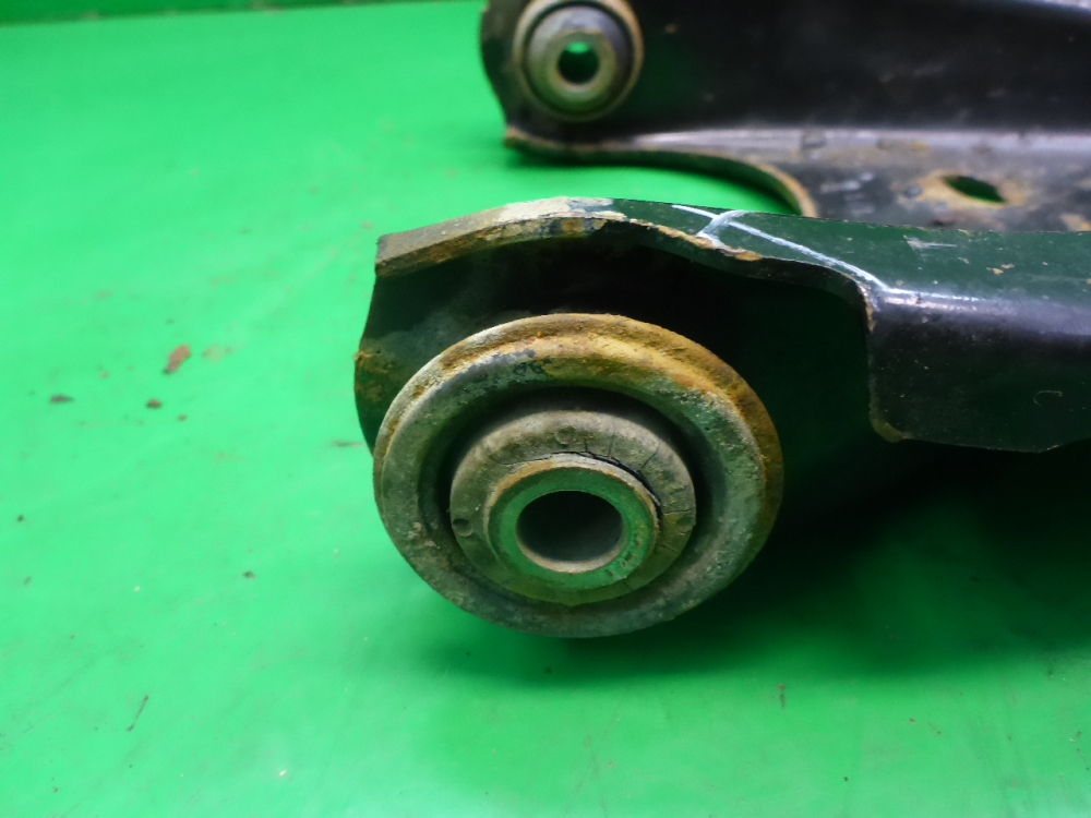 Рычаг передний правый