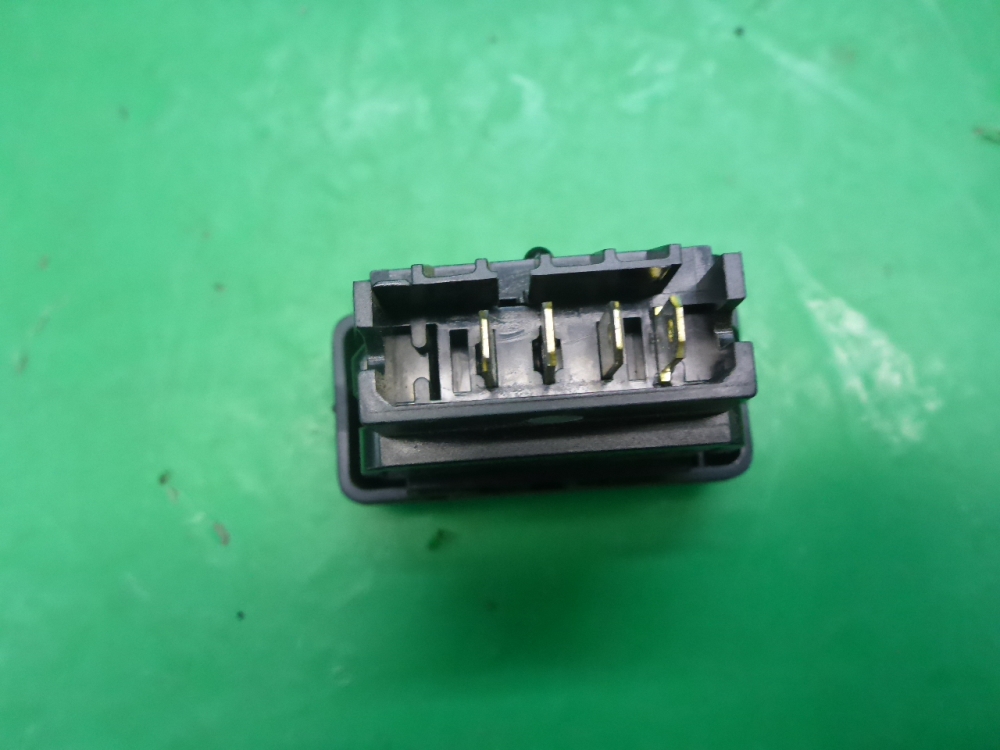 Кнопка обогрева заднего стекла