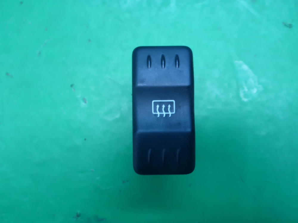 Кнопка обогрева заднего стекла