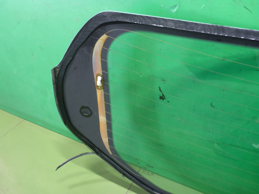 Стекло двери багажника