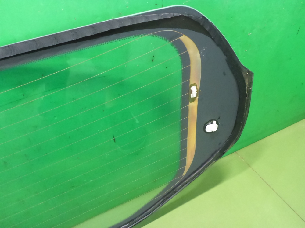 Стекло двери багажника