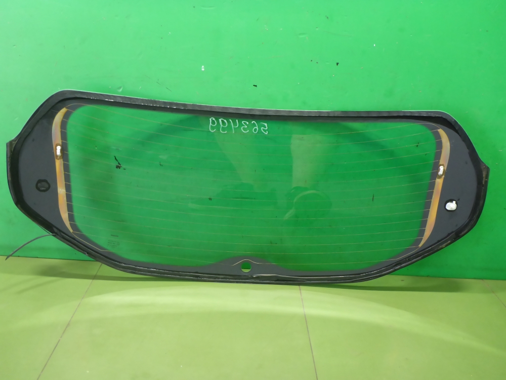 Стекло двери багажника