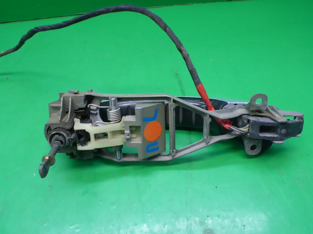 Ручка двери передней наружная левая