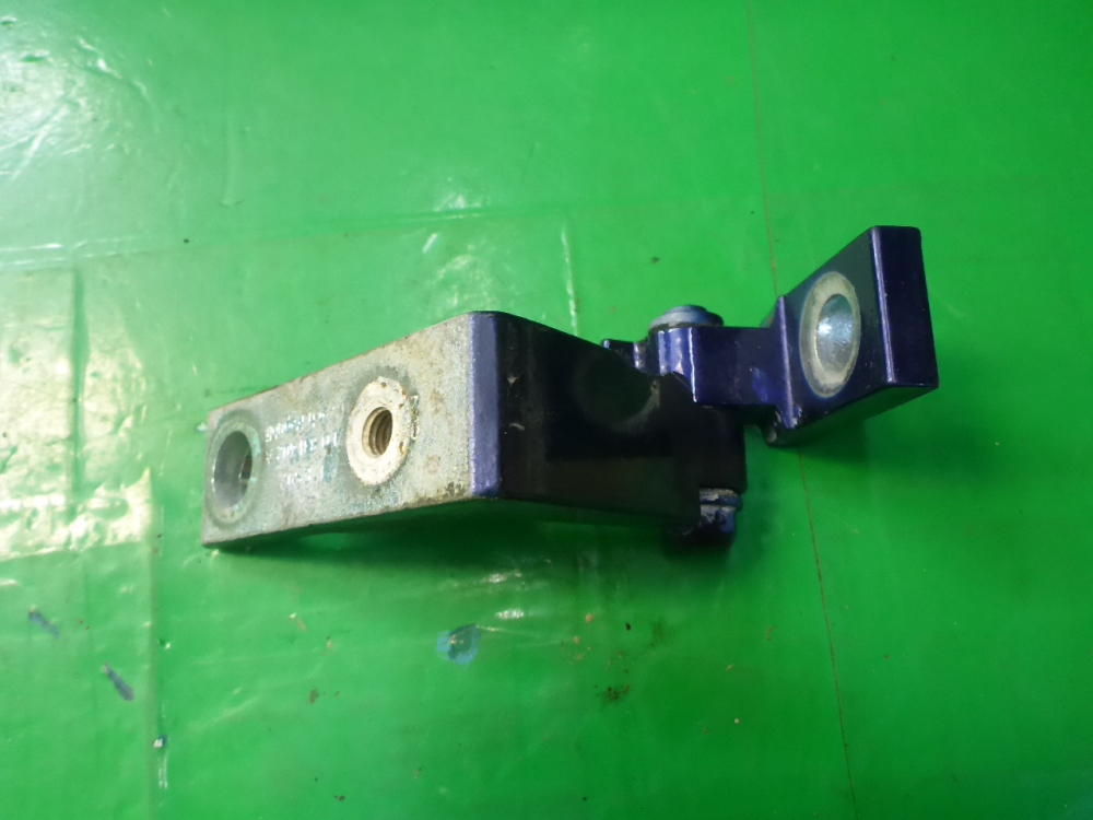 Петля двери передней правой верхняя