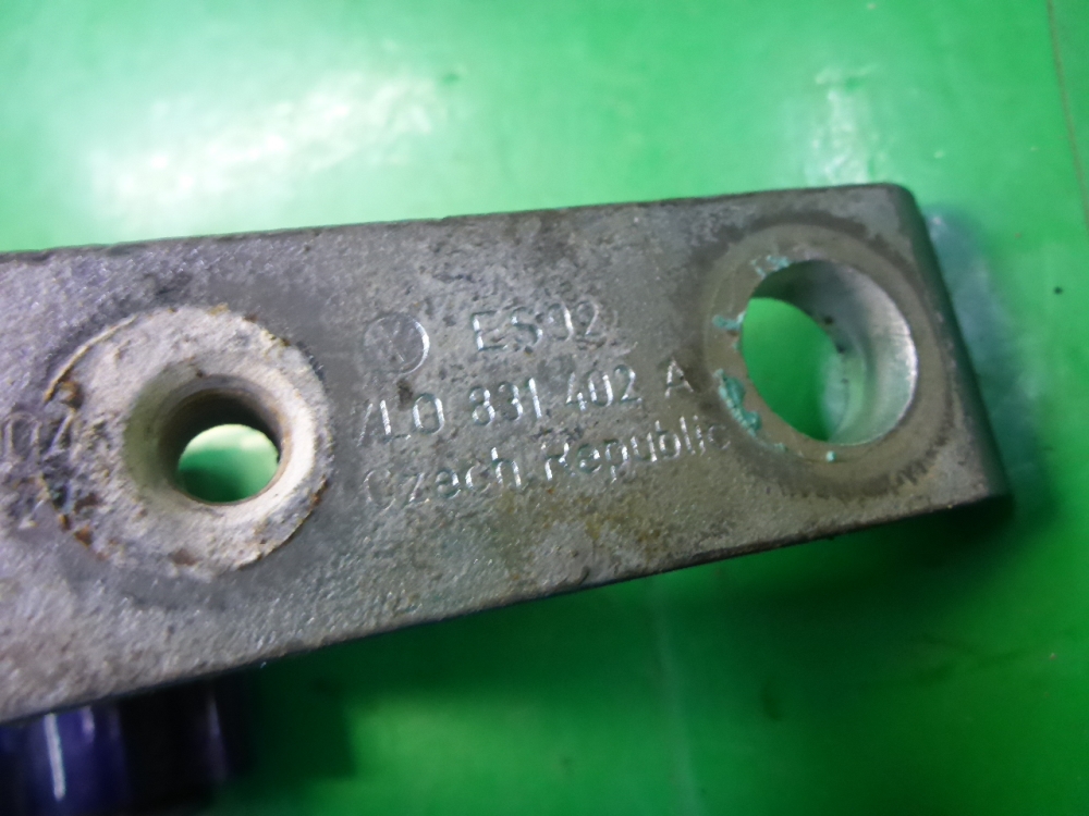 Петля двери передней правой верхняя