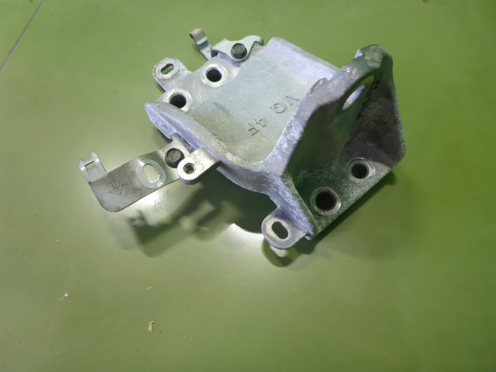 Кронштейн двигателя передний