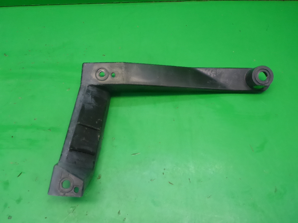 Кронштейн заднего бампера правый