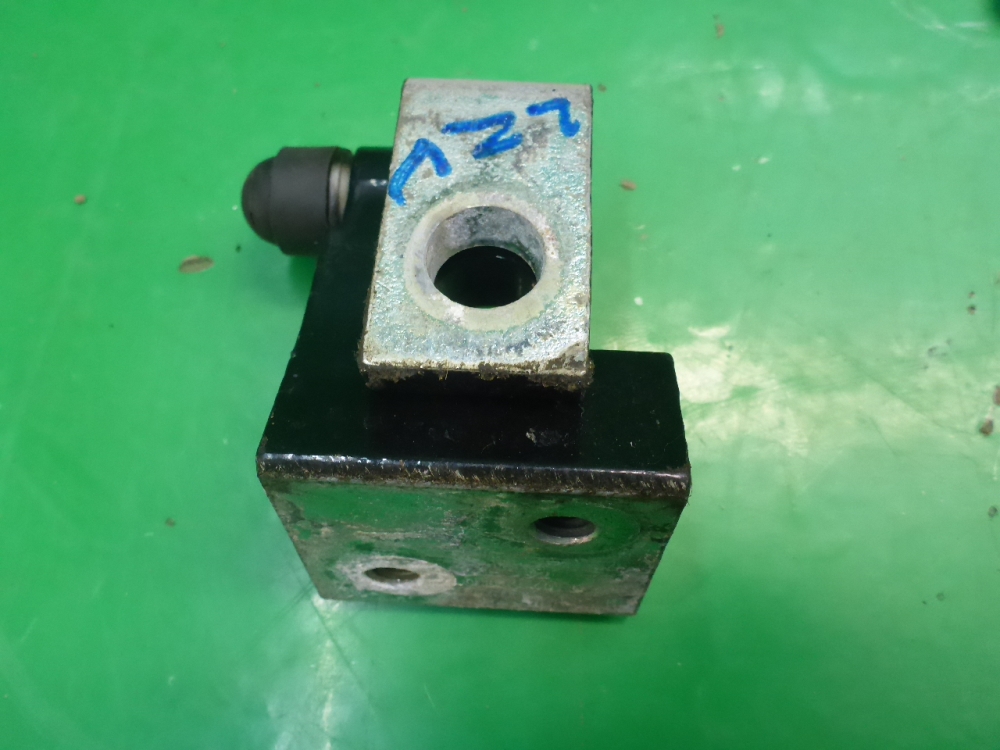 Петля двери задней левой верхняя