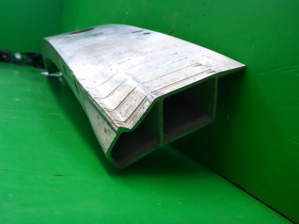 Усилитель переднего бампера