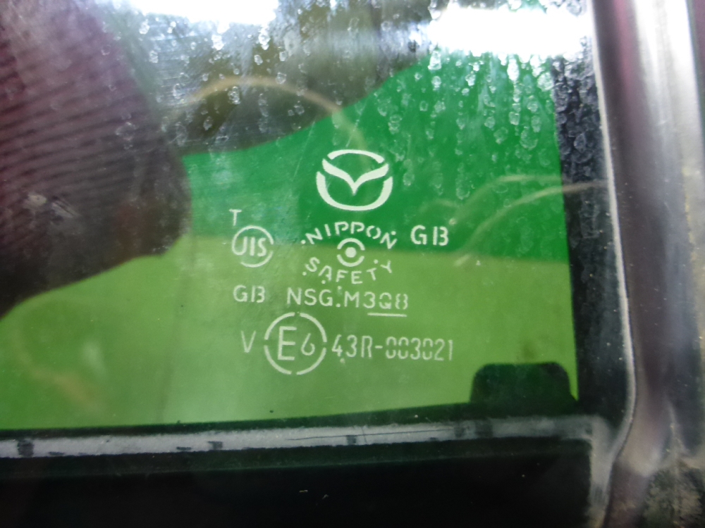 Стекло двери задней левой (форточка)