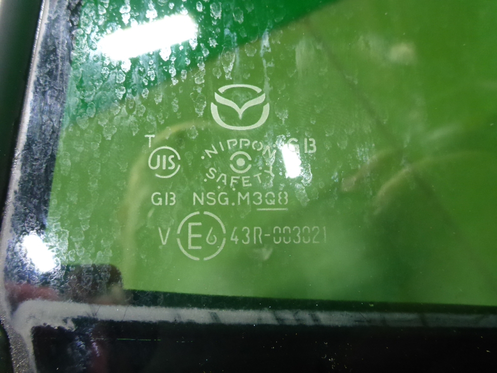 Стекло двери задней правой (форточка)