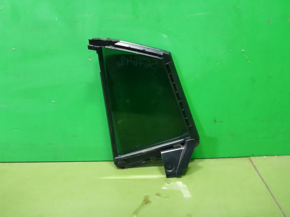 Стекло двери задней правой (форточка)