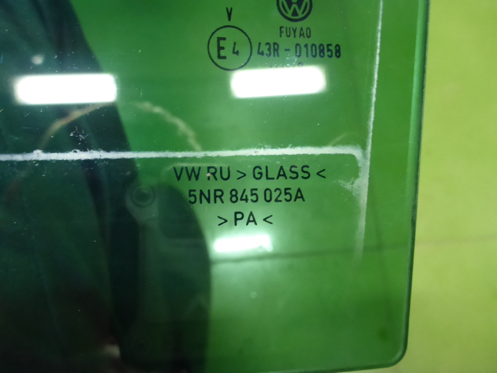 Стекло двери задней левой