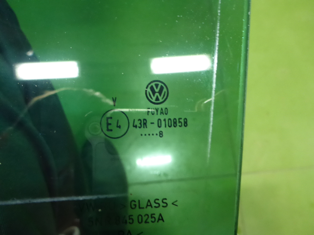 Стекло двери задней левой