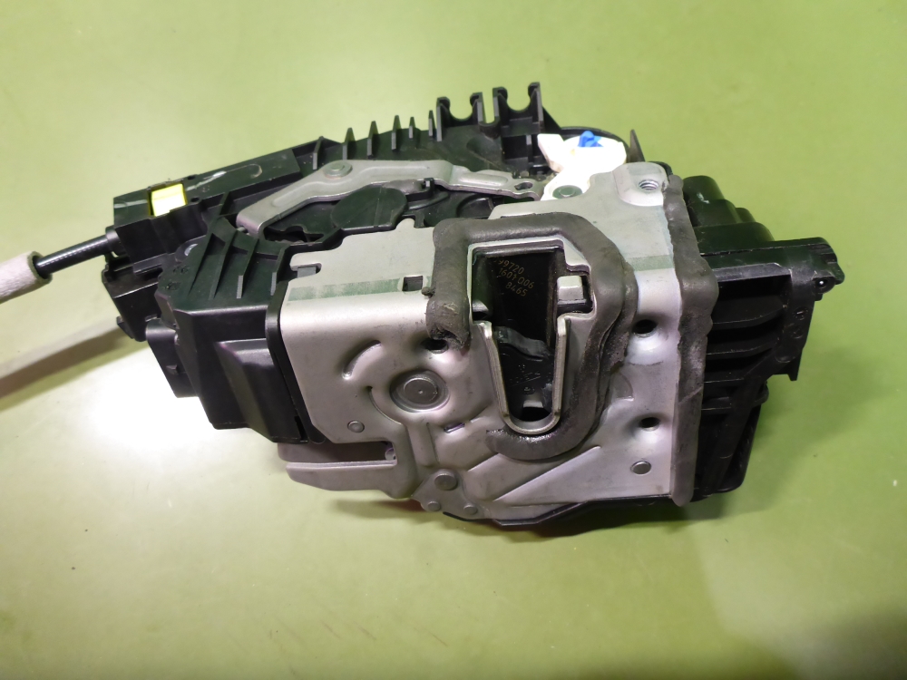 Замок двери передней правой