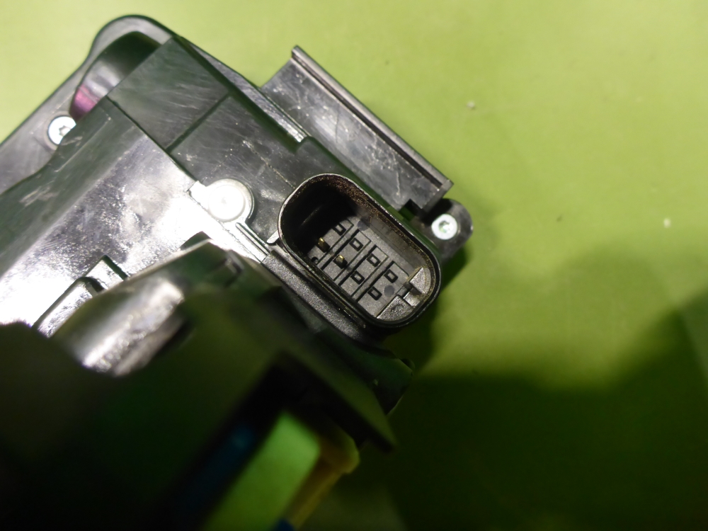 Замок двери передней правой