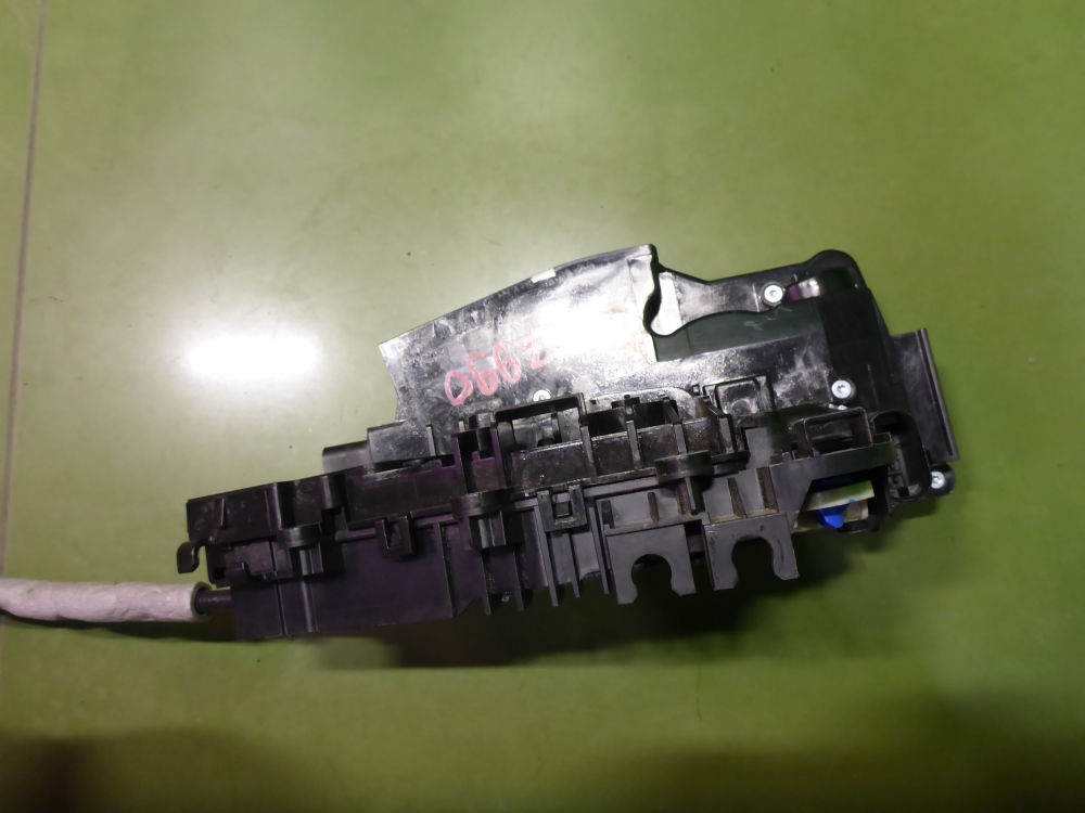 Замок двери передней правой