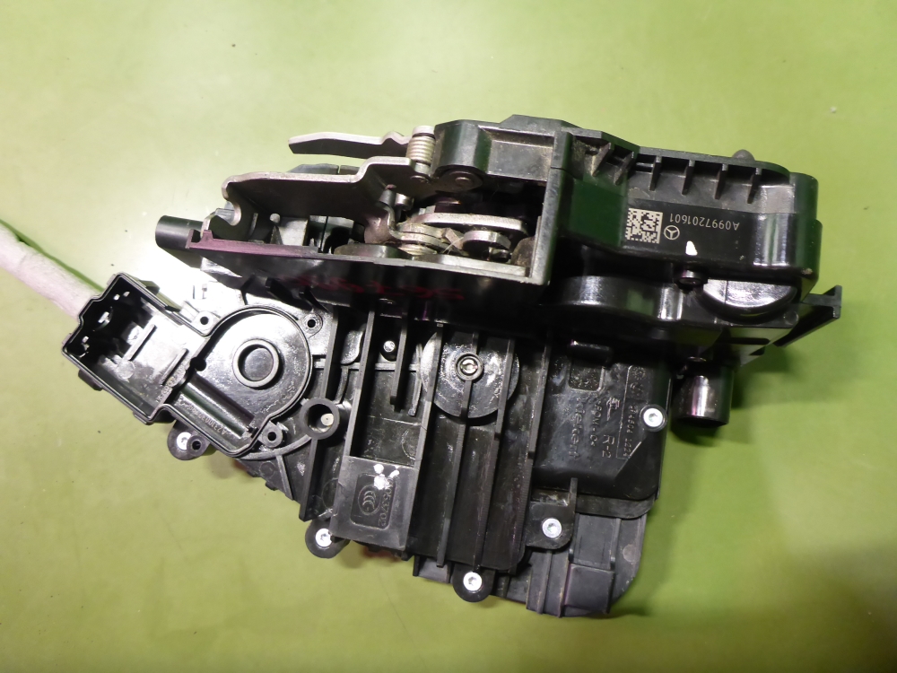 Замок двери передней правой