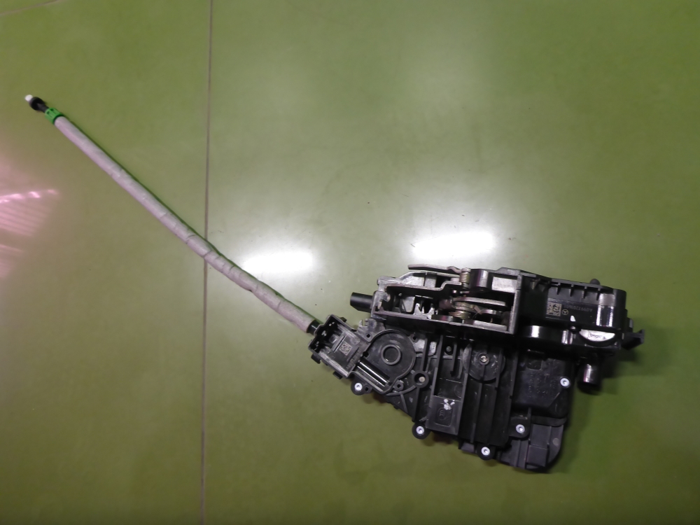 Замок двери передней правой