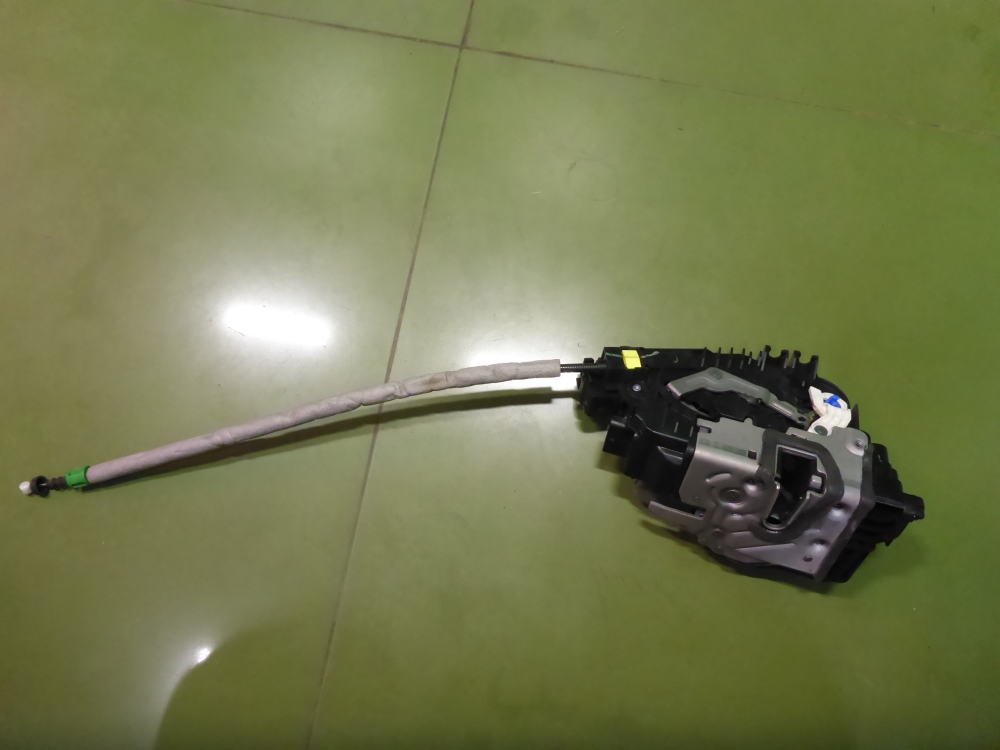 Замок двери передней правой