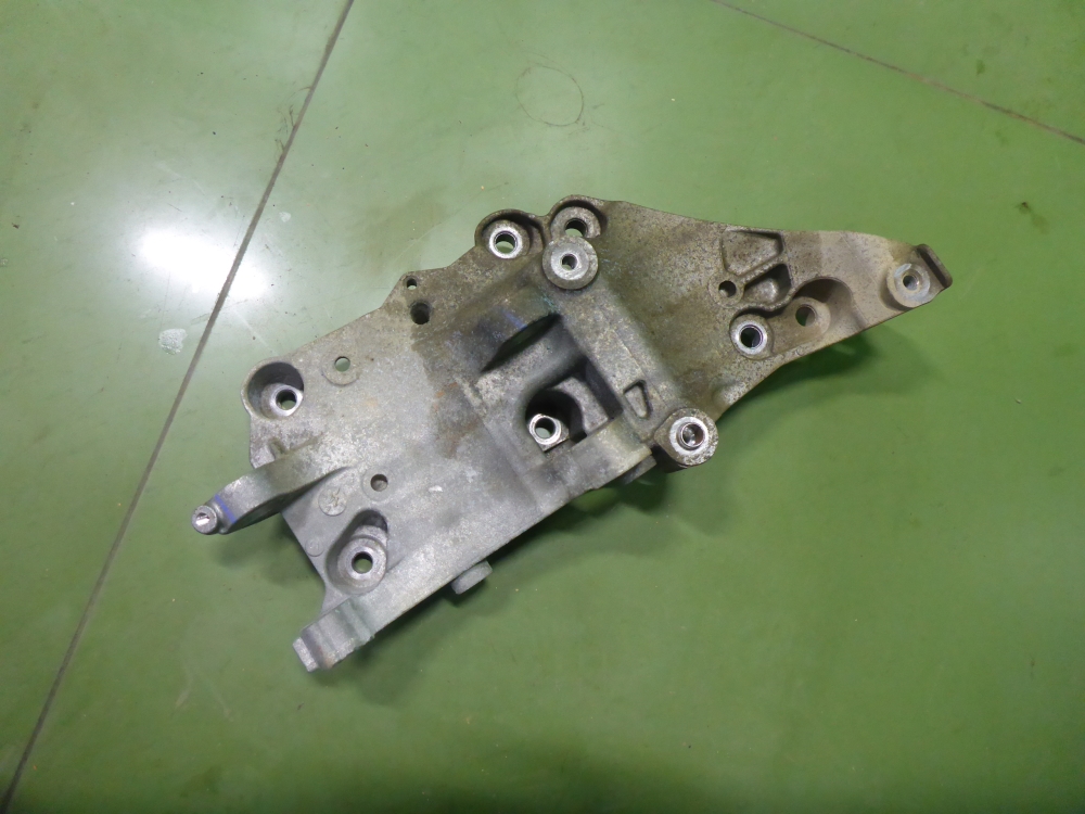 Кронштейн генератора