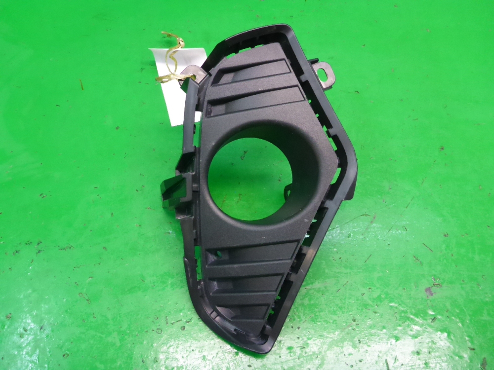 Рамка противотуманной фары правой