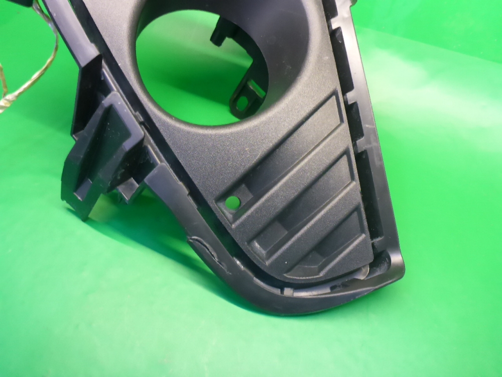 Рамка противотуманной фары правой