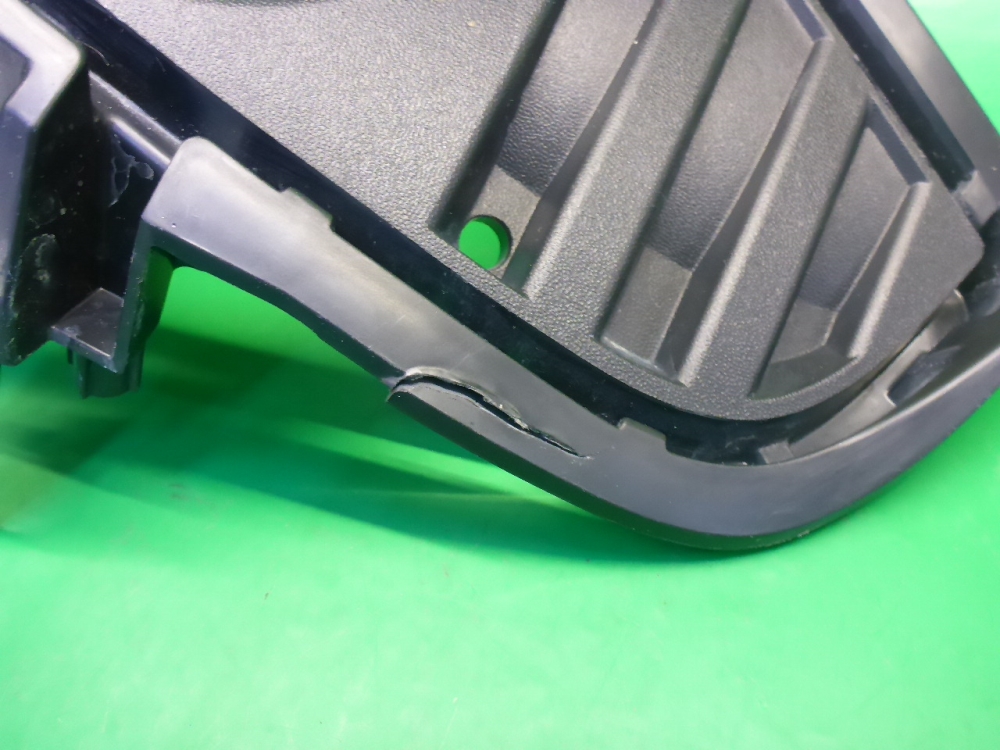 Рамка противотуманной фары правой