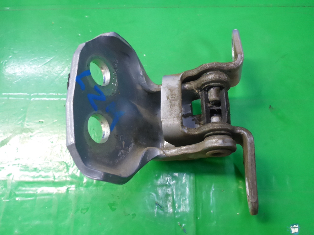 Петля двери задней левой нижняя