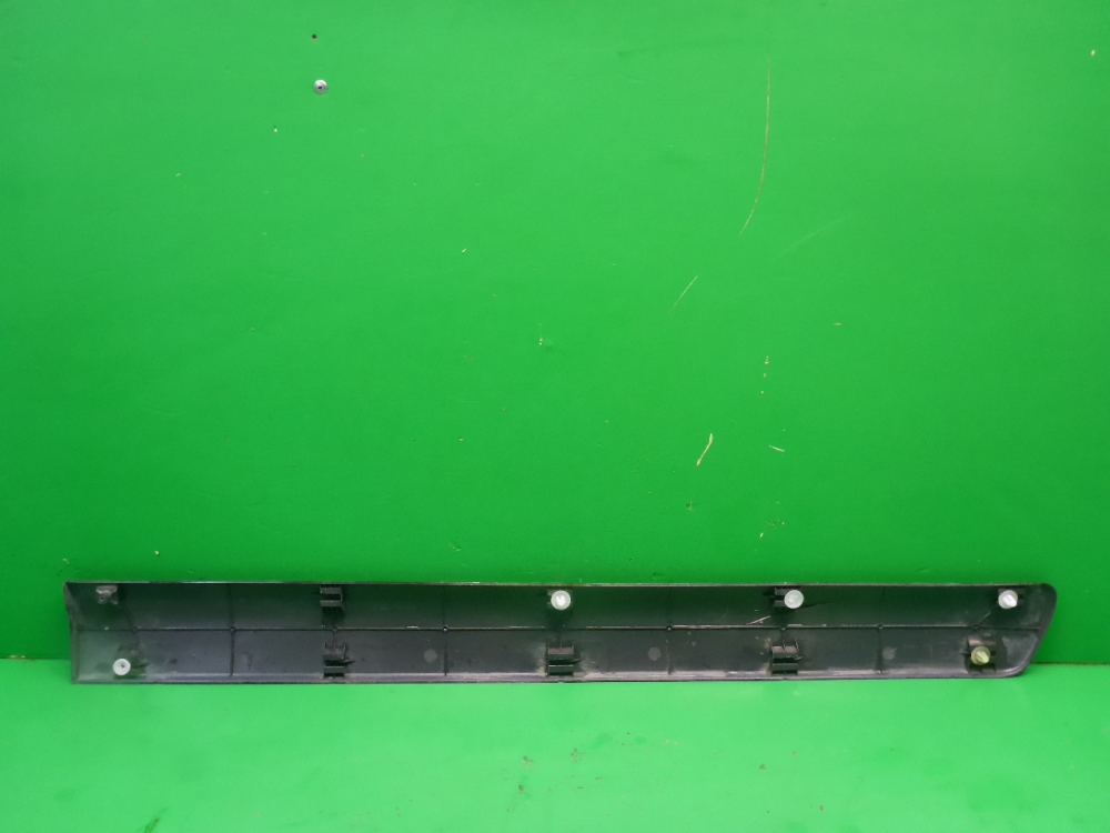 Накладка двери передней левой