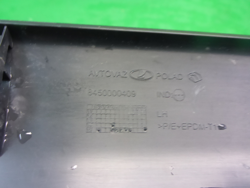 Накладка двери передней левой