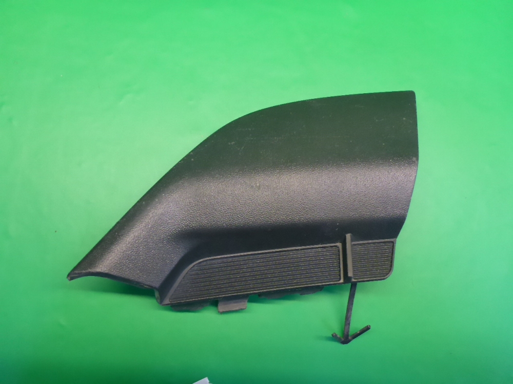 Заглушка бампера правая