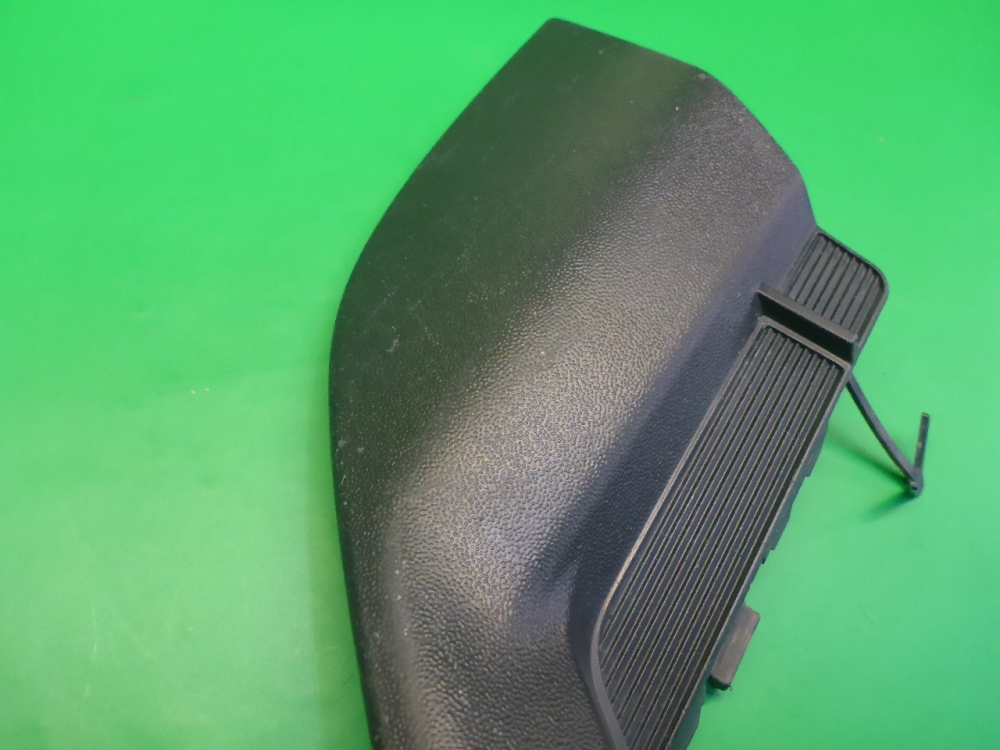 Заглушка бампера правая